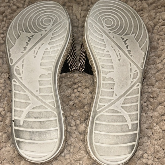 Tommy Bahama slides on a size 6.5 woman - Picture 4 of 10